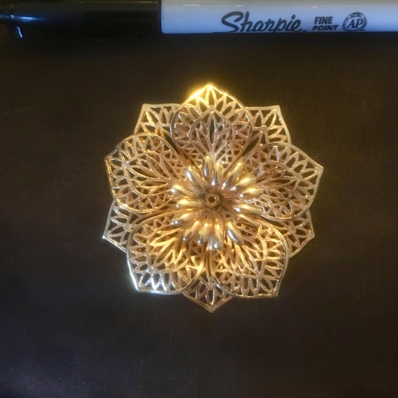 Cutout Gold Flower Daisy Brooch Pin- costume - Picture 2 of 6
